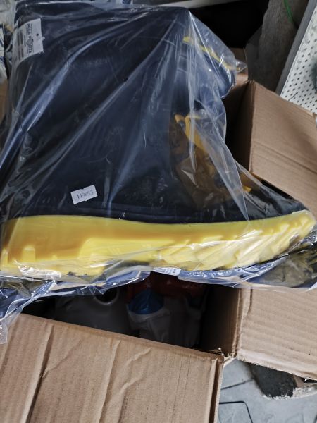 113453 BT - BOTA PEGA FORTE CANO MEDIO COM GORRO PRETA E AMARELA 44